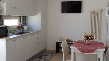 Frigorifero, microonde, piano cottura, macchina per tè/caffè