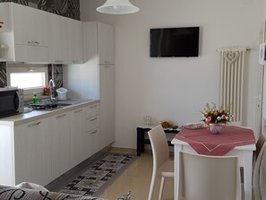 Kjøleskap, mikrobølgeovn, kokeplater og kaffetrakter/tekoker