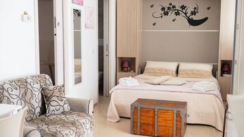 2 camere, una scrivania, ferro/asse da stiro, culla da viaggio