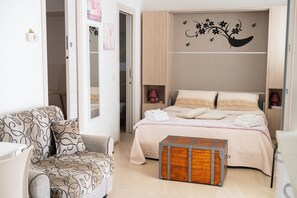 2 habitaciones, escritorio y tabla de planchar con plancha 