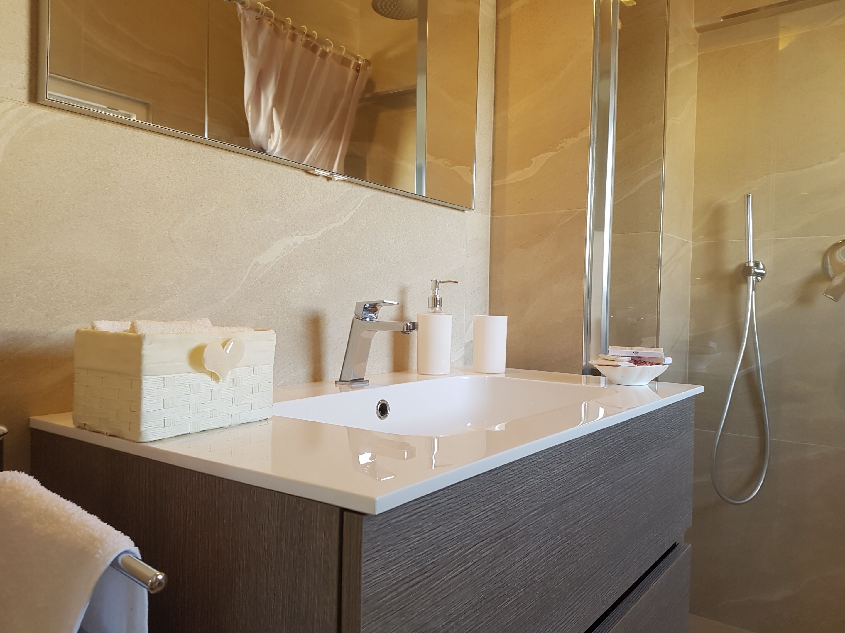 Doccia, asciugacapelli, bidet, asciugamani