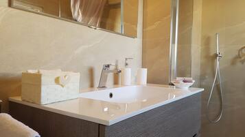 Doccia, asciugacapelli, bidet, asciugamani