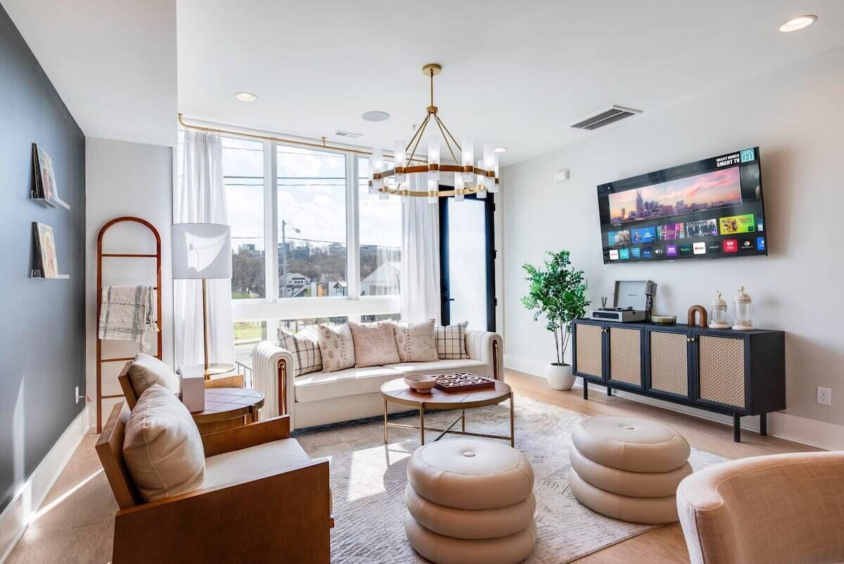 Rooftop City Views, Karaoke Room, Near Downtown