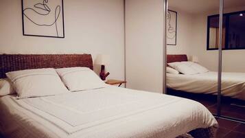 1 chambre, bureau, fer et planche Ă repasser, lit parapluie