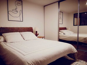 1 chambre, bureau, fer et planche Ă repasser, lit parapluie