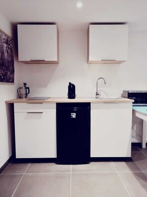 Een koelkast, een magnetron, een kookplaat