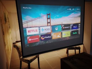 Un PicoPix Max TV mostrando varios servicios de transmisión.