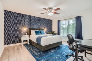 3 makuuhuonetta, työpöytä, silitysrauta/-lauta, vauvan matkasänky