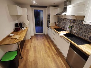 Fridge, microwave, oven, stovetop - Villa Ty-neiz Piscine-interieure-50 Mde la Mer 6 Pers (Kerlouan)