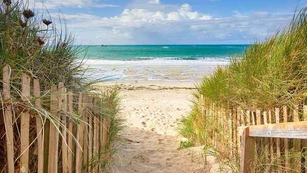 Rannalla, aurinkotuoleja