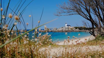 På stranden og solsenger