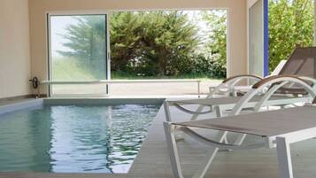 Innendørsbasseng og et oppvarmet basseng