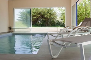 Innendørsbasseng og et oppvarmet basseng