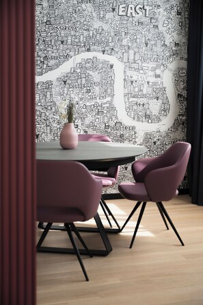 Suite Smart | 客廳 | 65 吋智能電視連數碼電視頻道