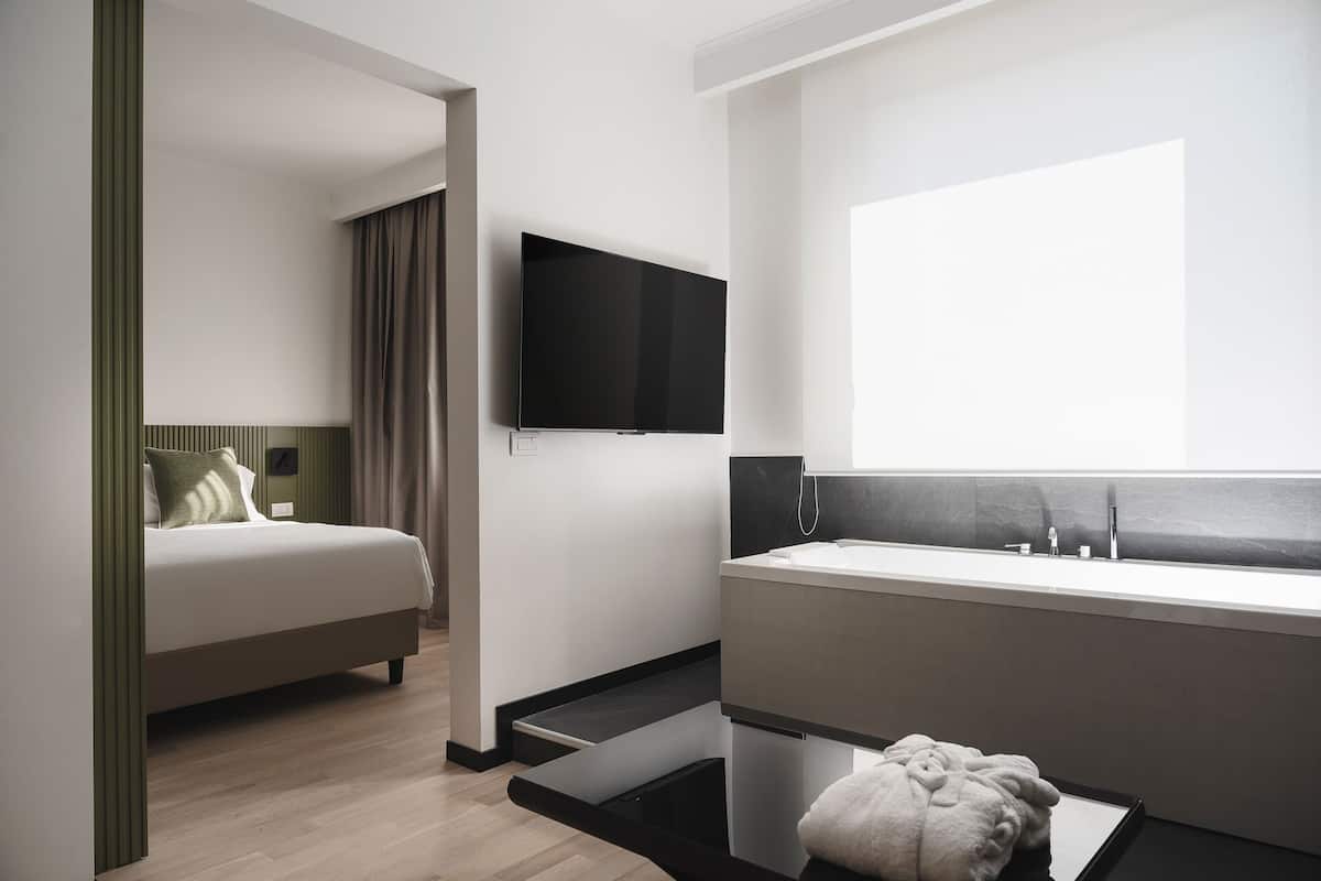 Suite, hot tub (and sauna) | Bathtub spa pribadi