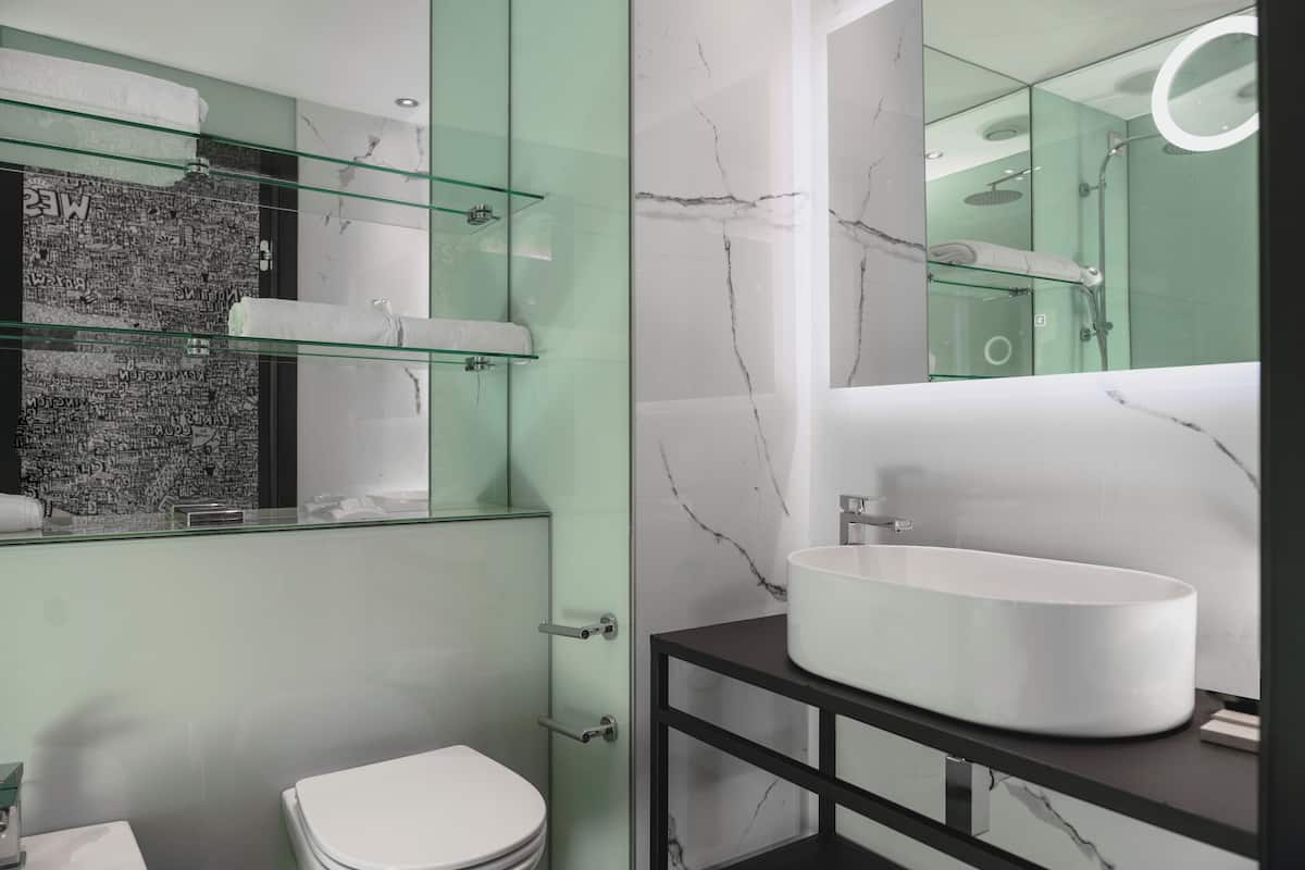 Pengering rambut, kloset, handuk, dan sabun