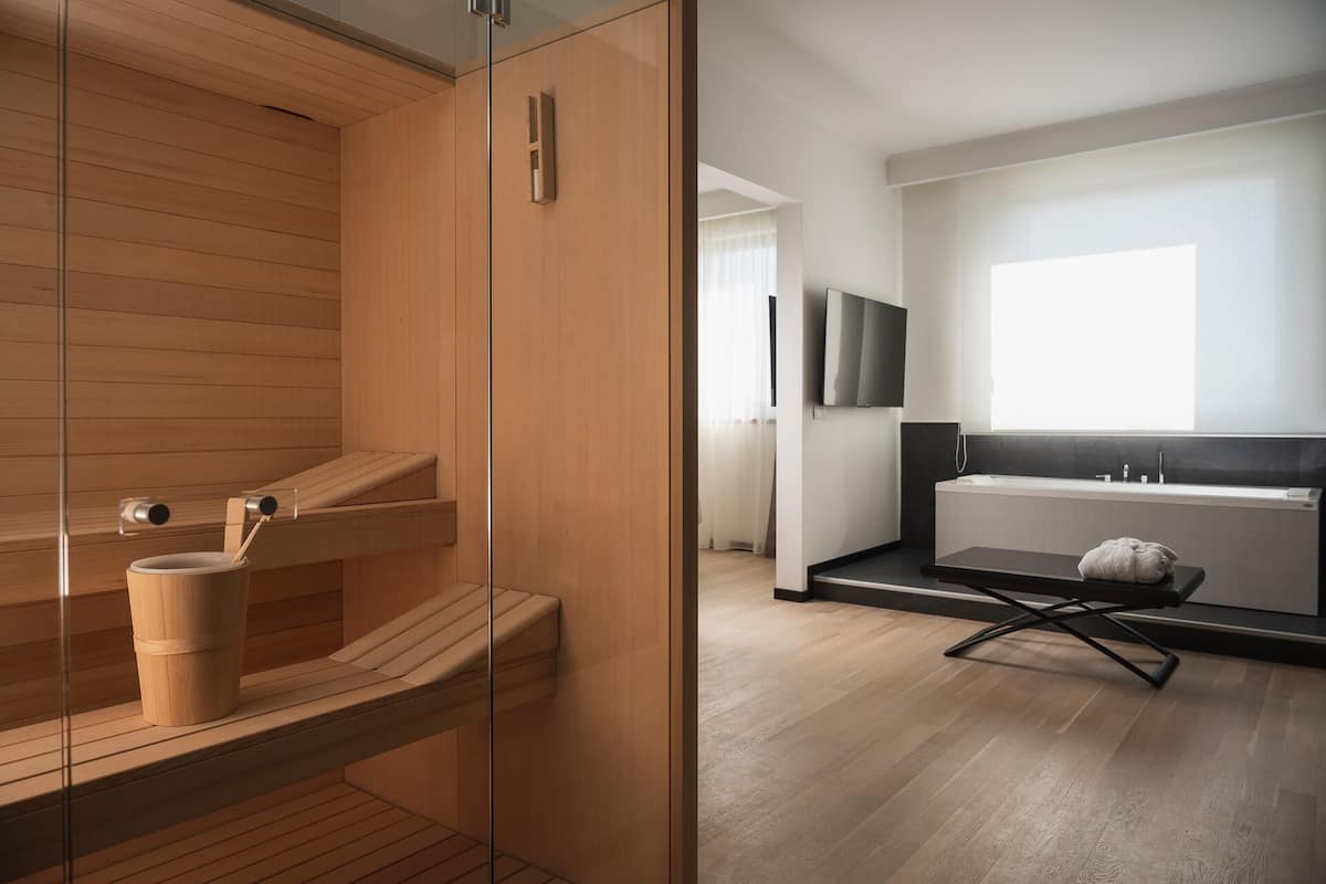 Suite, hot tub (and sauna) | Fasilitas kamar