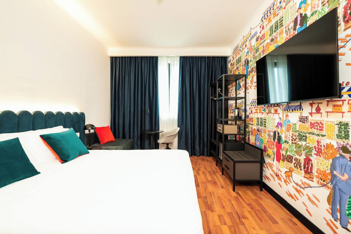 Kamer, 1 twee- of 2 eenpersoonsbedden, niet-roken (Graffiti) | 1 slaapkamer, donzen dekbedden, een kluis op de kamer
