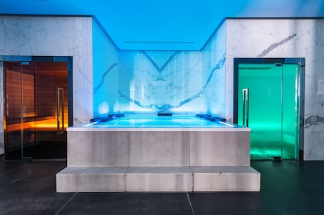 Indoor spa tub. Mitico Hotel & Natural Spa