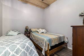 2 habitaciones, tabla de planchar con plancha y ropa de cama 