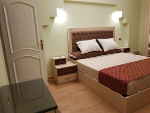 2 chambres, coffres-forts dans les chambres, bureau