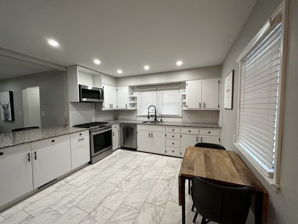 Refrigerador, microondas, horno y lavavajillas 