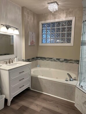 Dusj, hårføner, håndklær og såpe