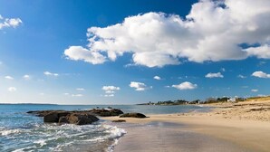 A beach with clear skies and calm waters. - L'Aparté ★ HYPER CENTRE ★ LUMINEUX ★ (Lorient)