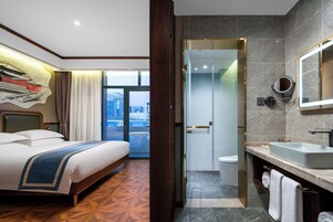 Basic-Doppelzimmer | Daunenbettdecken, Betten mit Memory-Foam-Matratzen, Schreibtisch