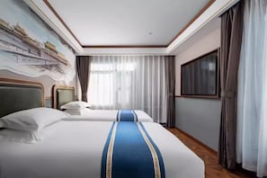 Chambre supérieure avec lits jumeaux | Salle de bain | Douche, douche cascade, séchoir à cheveux, pantoufles