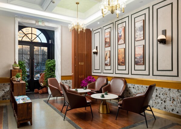 Coin salon dans le hall