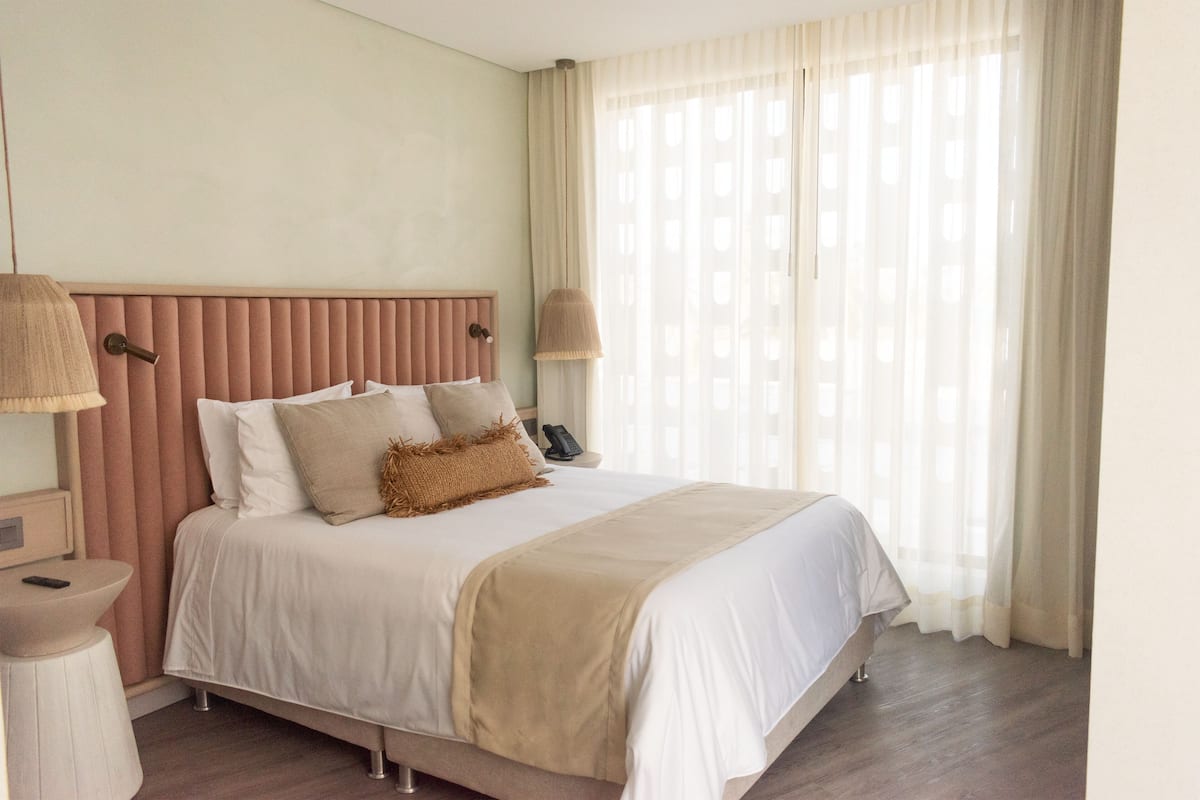 Suite, balcón | Ropa de cama hipoalergénica y minibar