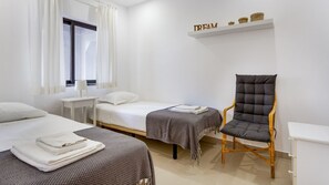 3 chambres, fer et planche à repasser, accès au Wi-Fi (inclus)