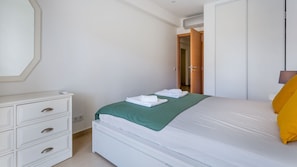 3 chambres, fer et planche à repasser, Wi-Fi gratuit, draps fournis