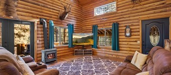 Beautiful Cabin on the HIll - Private, Hot Tub, Pet Friendly