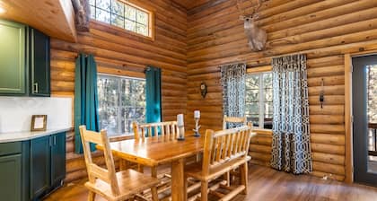 Beautiful Cabin on the HIll - Private, Hot Tub, Pet Friendly