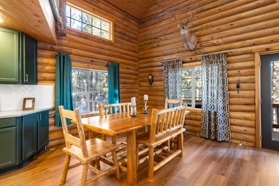 Beautiful Cabin on the HIll - Private, Hot Tub, Pet Friendly