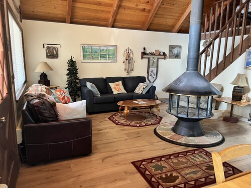 Getaway to the Mountains in the Cozy Rustic Cabin