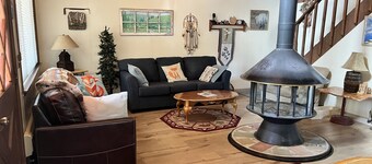 Getaway to the Mountains in the Cozy Rustic Cabin