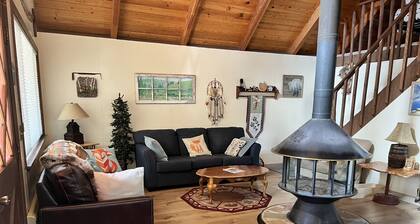 Getaway to the Mountains in the Cozy Rustic Cabin