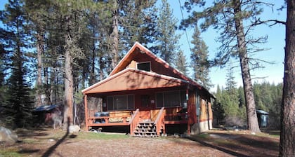 Getaway to the Mountains in the Cozy Rustic Cabin