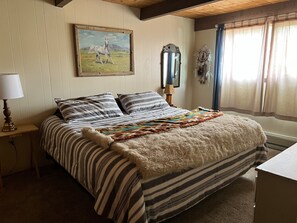2 bedrooms, WiFi, bed sheets - Getaway to the Mountains in the Cozy Rustic Cabin (Garden Valley)