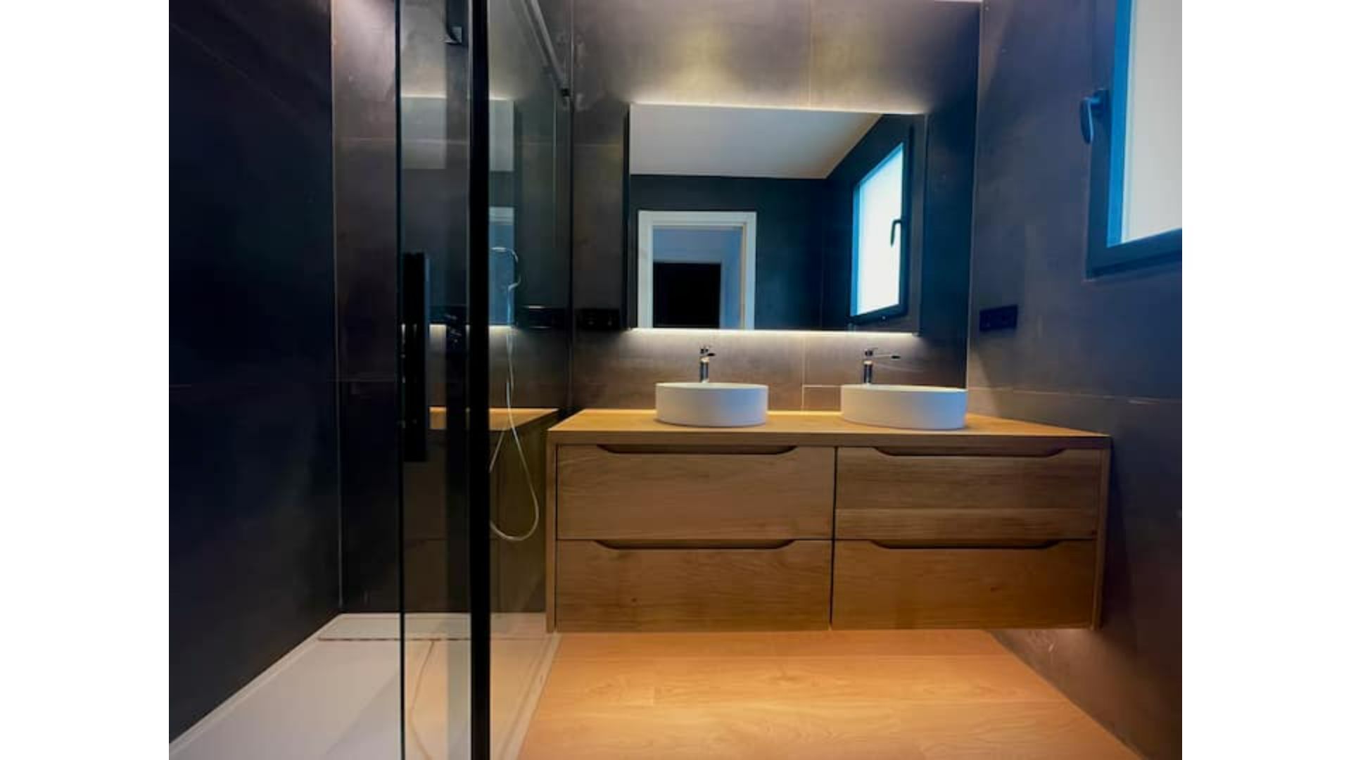 Een douche, een haardroger, badjassen, handdoeken