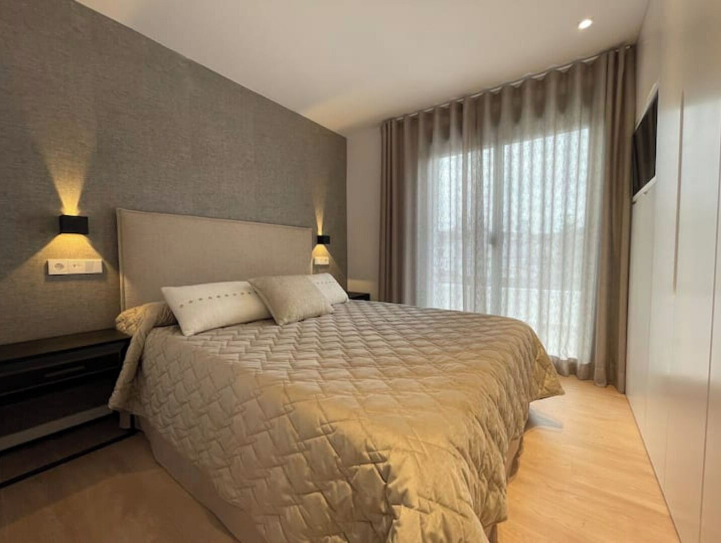 2 slaapkamers, een kluis op de kamer, geluiddichte muren