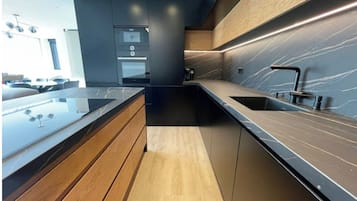 Kühlschrank, Mikrowelle, Ofen, Herdplatte