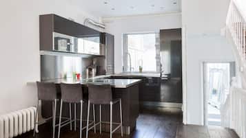 Coffee/tea maker, fridge, microwave, oven