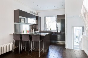 Réfrigérateur, micro-ondes, four, plaque de cuisson