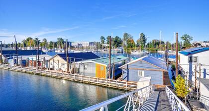 Portland Floating Home Getaway w/ Sauna!