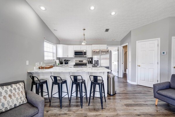 Fridge, microwave, stovetop, dishwasher