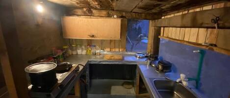 Stovetop, electric kettle, blender, cookware/dishes/utensils